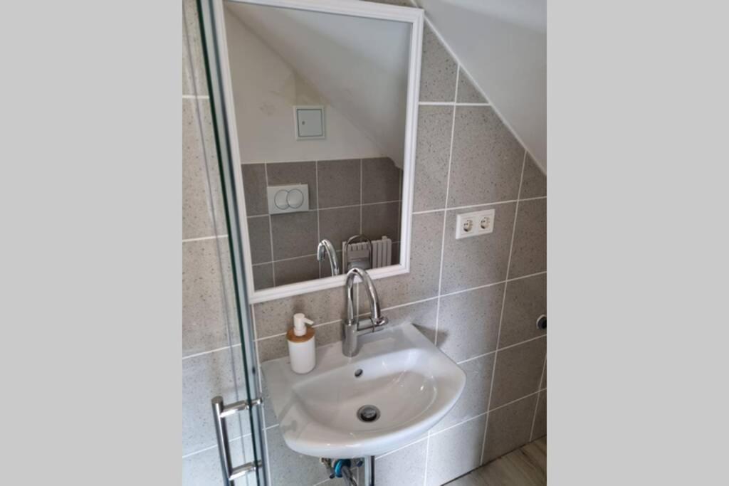 Ferienwohnung/Monteurwohnung Alte Garage Ahnatal Екстериор снимка
