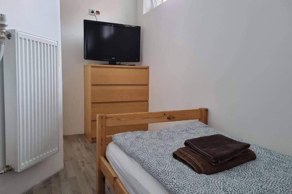 Ferienwohnung/Monteurwohnung Alte Garage Ahnatal Екстериор снимка